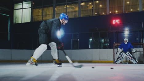 Jugador-De-Hockey-Profesional-Y-Portero-Entrenan-Golpeando-El-Disco-En-La-Portería.-Portero-Y-Jugador-En-Entrenamiento.-Camara-Lenta